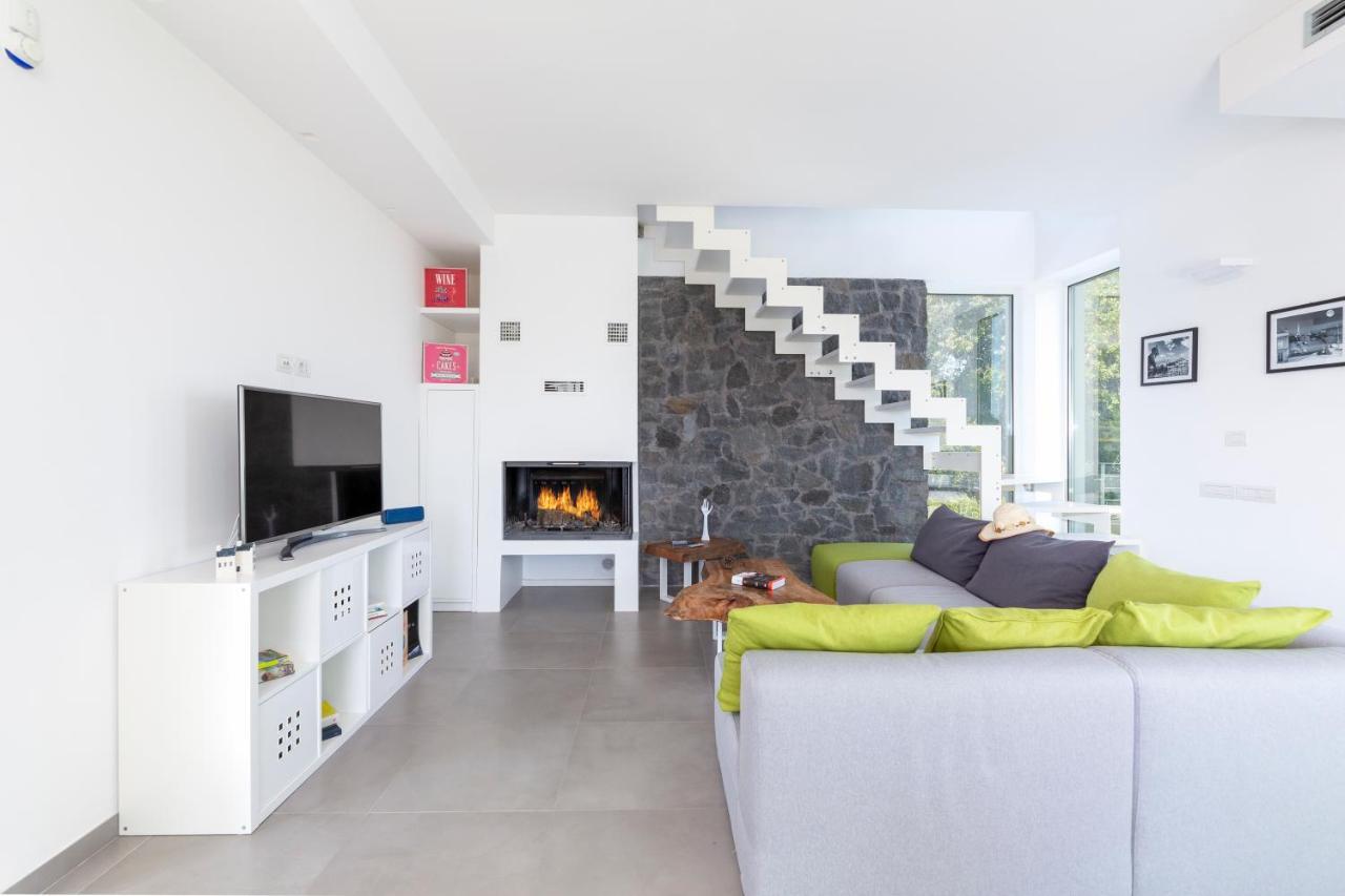 Design Villa In ปิเอดิมอนเต เอตเนโอ ภายนอก รูปภาพ